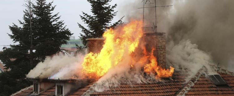 Gebruik GEEN water bij een schoorsteenbrand!